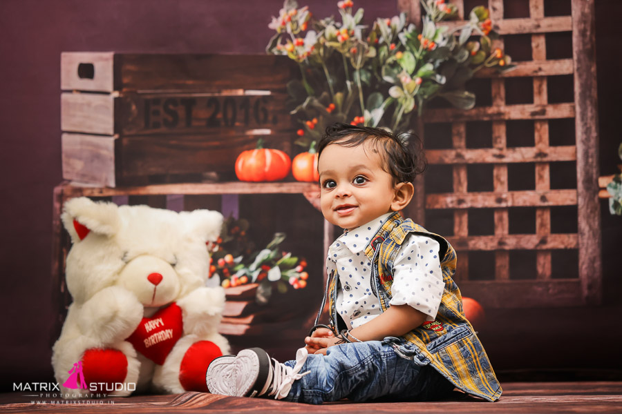 Beautiful mother holing baby girl 1 year old posing in park outdoors.  Looking at camera. Motherhood Stock Photo - Alamy